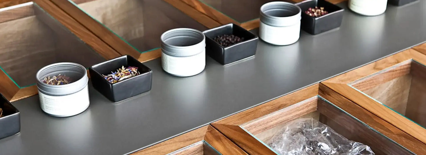 Grauer Teeschrank mit Massivholz-Fächer für Tee und Teedosen auf dem Schrank